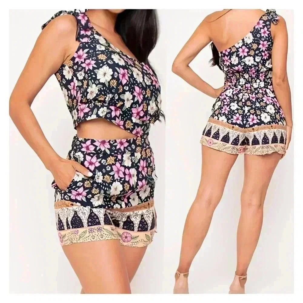 CLOSET CLOSEDOWN⚠️🚨Milk & Honey 2 Piece Navy Floral Crop Top and Shorts